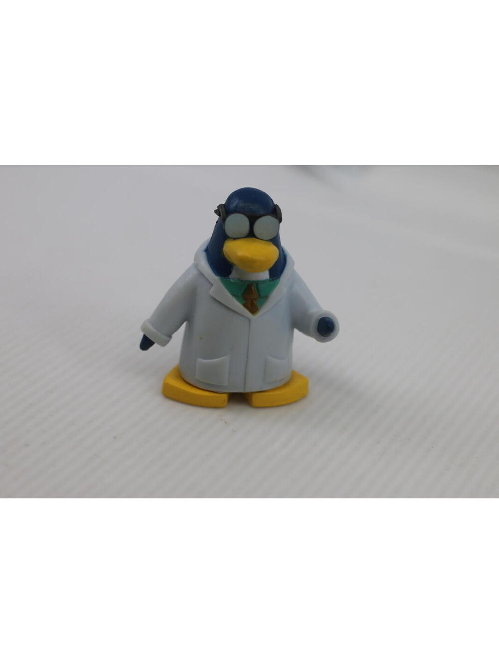 Disney CLUB PENGUIN Gary the Gadget Guy - Lab Coat & Glasses - 6cm Tall - Jakks